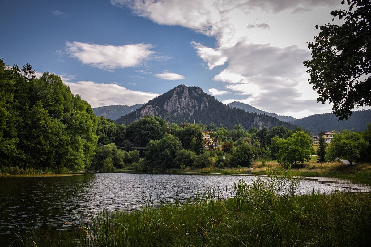 lake-7390888_1280 (1)